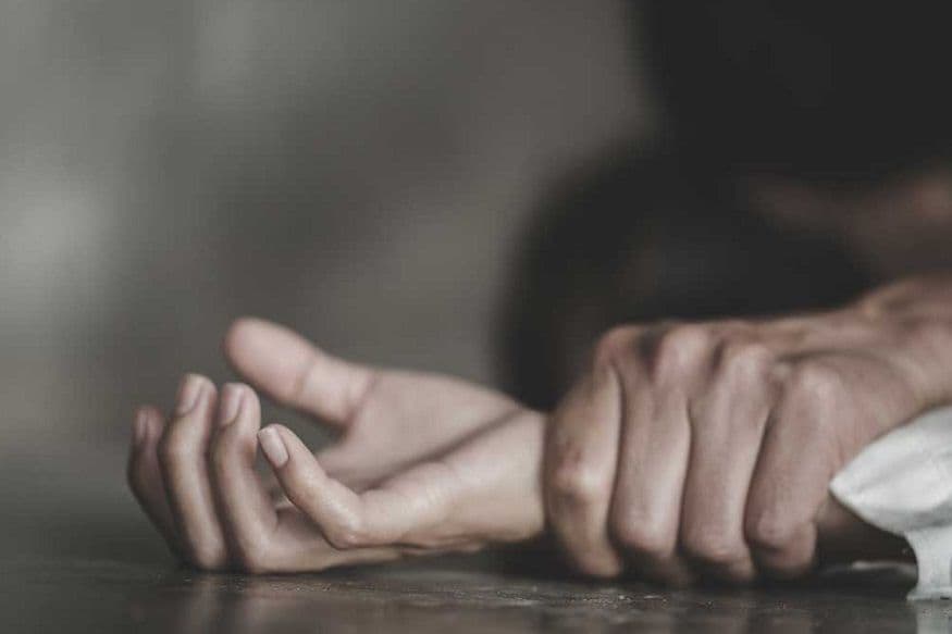 • পুলিশ জানিয়েছে, ধর্ষিতার দেহ বদোদরার মিনি নদীর পাশ থেকে উদ্ধার করেন তাঁর মেয়ে। দেখা যায় নগ্ন অবস্থায় গলার নলি কাটা, চোখে মারাত্মক আঘাত নিয়ে নদীর ধারে পড়ে আছেন তিনি। প্রতীকী ছবি • পুলিশ জানিয়েছে, ধর্ষিতার দেহ বদোদরার মিনি নদীর পাশ থেকে উদ্ধার করেন তাঁর মেয়ে। দেখা যায় নগ্ন অবস্থায় গলার নলি কাটা, চোখে মারাত্মক আঘাত নিয়ে নদীর ধারে পড়ে আছেন তিনি। প্রতীকী ছবি