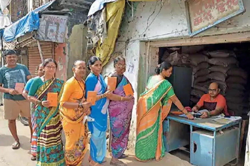 আধারের সঙ্গে রেশন কার্ড লিঙ্ক করতে গেলে প্রথম uidai.gov.in ওয়েবসাইটে যেতে হবে৷ এর পর start now অপশনে ক্লিক করতে হবে৷ এর পর যে বিকল্পগুলি পাওয়া যাবে তার মধ্যে থেকে Ration Card scheme বেছে নিন৷ নিজের রেশন কার্ড নম্বর, আধার নম্বর, ই মেল অ্যাড্রেস এবং মোবাইল নম্বর লিখে জমা দিন৷ এর পর মোবাইলে আসা OTP দিলেই প্রক্রিয়া সম্পন্ন হওয়ার বিজ্ঞপ্তি স্ক্রিনে ফুটে উঠবে৷ আবেদন ভেরিফায়েড হয়ে গেলেই আধারের সঙ্গে রেশন কার্ডের সংযুক্তিকরণ হয়ে যাবে৷ আধারের সঙ্গে রেশন কার্ড লিঙ্ক করতে গেলে প্রথম uidai.gov.in ওয়েবসাইটে যেতে হবে৷ এর পর start now অপশনে ক্লিক করতে হবে৷ এর পর যে বিকল্পগুলি পাওয়া যাবে তার মধ্যে থেকে Ration Card scheme বেছে নিন৷ নিজের রেশন কার্ড নম্বর, আধার নম্বর, ই মেল অ্যাড্রেস এবং মোবাইল নম্বর লিখে জমা দিন৷ এর পর মোবাইলে আসা OTP দিলেই প্রক্রিয়া সম্পন্ন হওয়ার বিজ্ঞপ্তি স্ক্রিনে ফুটে উঠবে৷ আবেদন ভেরিফায়েড হয়ে গেলেই আধারের সঙ্গে রেশন কার্ডের সংযুক্তিকরণ হয়ে যাবে৷