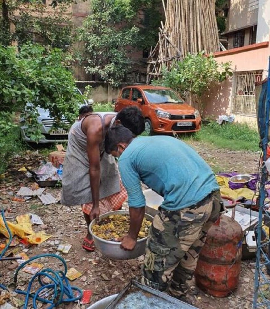▪️জেলার পাশাপাশি শহর কলকাতাতেও আমফানের জেরে সাধারণ মানুষের নাজেহাল অবস্থা। ফুটপাথ বাসী ও বস্তিবাসীদের বিরাট ক্ষতি হয়ে গিয়েছে। বাড়ি ভেঙে গিয়েছে অনেকেরই। দুবেলা অন্ন সংস্থানও নেই। ▪️জেলার পাশাপাশি শহর কলকাতাতেও আমফানের জেরে সাধারণ মানুষের নাজেহাল অবস্থা। ফুটপাথ বাসী ও বস্তিবাসীদের বিরাট ক্ষতি হয়ে গিয়েছে। বাড়ি ভেঙে গিয়েছে অনেকেরই। দুবেলা অন্ন সংস্থানও নেই।