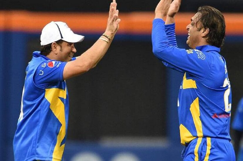 তাঁর কথায়, 'আমি ভাবতে পারিনি, সচিন ভারতে কতটা জনপ্রিয়৷ চেন্নাইয়ে বুঝেছিলাম, ভারতের ঈশ্বর সচিন৷ ও আমার খুব ভালো বন্ধু৷ ১৯৯৮ সালে আমি যতটা সম্ভব জোরে বল করেছি, ভারতের দর্শকরাও এনজয় করেছে৷ ভারতে আমার প্রচুর ভক্ত৷'  