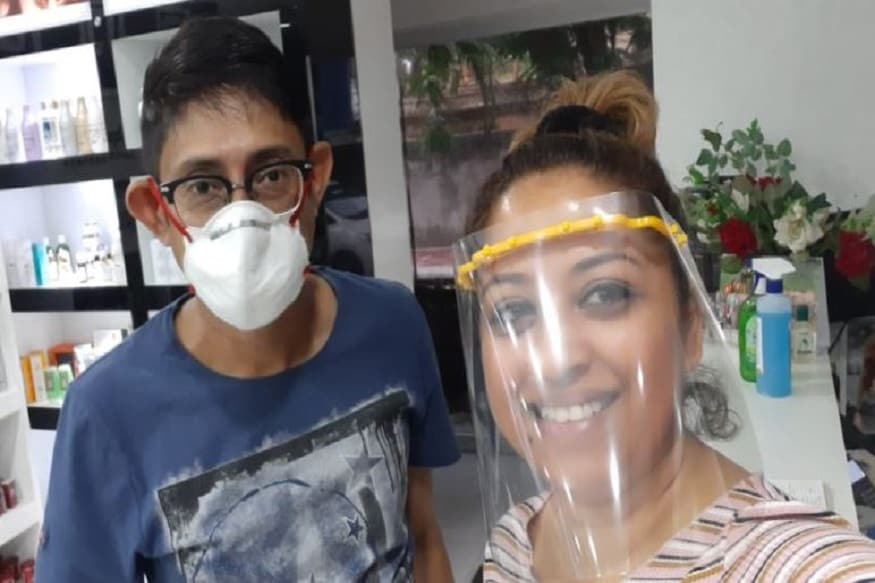 শহরের নামজাদা স্টাইলিস্ট জলি চন্দের স্যালোঁ গেলেন কাঞ্চন৷ নিময় মেনে মাস্ক পরেই তিনি হাজির হলেন জলির স্যাটিন৷ সেখানে চুলে রং থেকে শুরু করে চুল কাটা এবং নেইল ফাইলিং-ও করেছেন অভিনেতা৷ Photo Courtesy: Facebook শহরের নামজাদা স্টাইলিস্ট জলি চন্দের স্যালোঁ গেলেন কাঞ্চন৷ নিময় মেনে মাস্ক পরেই তিনি হাজির হলেন জলির স্যাটিন৷ সেখানে চুলে রং থেকে শুরু করে চুল কাটা এবং নেইল ফাইলিং-ও করেছেন অভিনেতা৷ Photo Courtesy: Facebook