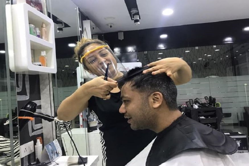 তবে সব রকম সতর্কতামূলক ব্যবস্থা করা হয়েছে তাঁর পার্লারে, জানিয়েছেন তিনি৷ ইতিমধ্যেই পুরো জায়গাটি স্যানিটাইজ করা হয়েছে৷ ছুরি-কাঁচি সহ প্রয়োজনীয় জিনিস স্টেরেলাইজ করা হয়েছে৷ যারা আসতে শুরু করেছেন তাদের হাতে স্যানিটাইজ করা হচ্ছে৷ যে সব তোয়ালে বা টিস্যু ব্যবহার করা হচ্ছে, সেগুলি একবারের বেশি ব্যবহার হচ্ছে না৷ Photo Courtesy: Facebook তবে সব রকম সতর্কতামূলক ব্যবস্থা করা হয়েছে তাঁর পার্লারে, জানিয়েছেন তিনি৷ ইতিমধ্যেই পুরো জায়গাটি স্যানিটাইজ করা হয়েছে৷ ছুরি-কাঁচি সহ প্রয়োজনীয় জিনিস স্টেরেলাইজ করা হয়েছে৷ যারা আসতে শুরু করেছেন তাদের হাতে স্যানিটাইজ করা হচ্ছে৷ যে সব তোয়ালে বা টিস্যু ব্যবহার করা হচ্ছে, সেগুলি একবারের বেশি ব্যবহার হচ্ছে না৷ Photo Courtesy: Facebook