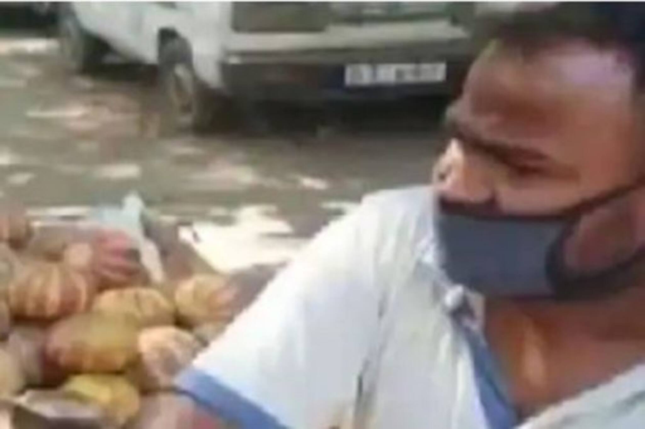 আয়ুষ্মানের সঙ্গে দাপিয়ে অভিনয় করেছেন, অর্থের অভাবে এখন ফল বিক্রেতা এই অভিনেতা