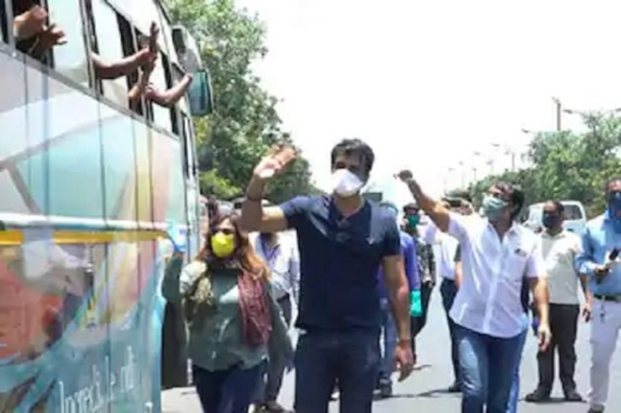 ‘‌ওদের জন্য মন কাঁদে’, পরিযায়ী শ্রমিকদের জন্য ১০টি বাস ব্যবস্থা করে কর্নাটকে পাঠালেন অভিনেতা সনু সুদ