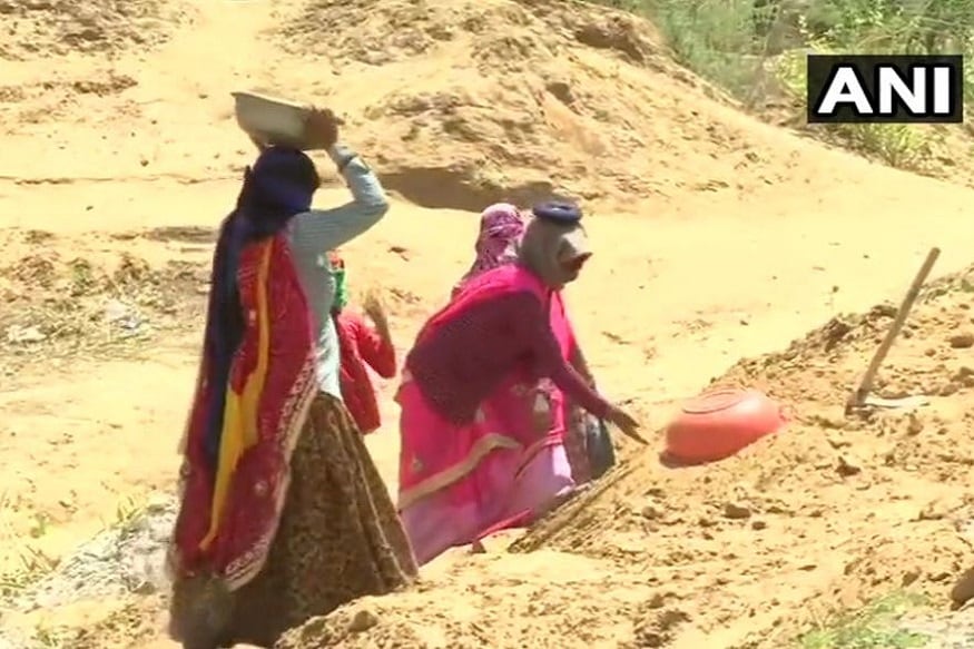 ২০০১ সালে স্নাতক হওয়ার পর ২০০৯ সালে বিএড ও করেন রামঅবতার ৷ তিনি লকডাউনের বাজারে চাকরি খুইয়ে দৈনিক ২৩৫ টাকা প্রতি দিন মজুরিতে মাসে ৭,০৫০ টাকা উপার্জন করছেন ৷ Photo Courtesy- ANI/Twitter ২০০১ সালে স্নাতক হওয়ার পর ২০০৯ সালে বিএড ও করেন রামঅবতার ৷ তিনি লকডাউনের বাজারে চাকরি খুইয়ে দৈনিক ২৩৫ টাকা প্রতি দিন মজুরিতে মাসে ৭,০৫০ টাকা উপার্জন করছেন ৷ Photo Courtesy- ANI/Twitter
