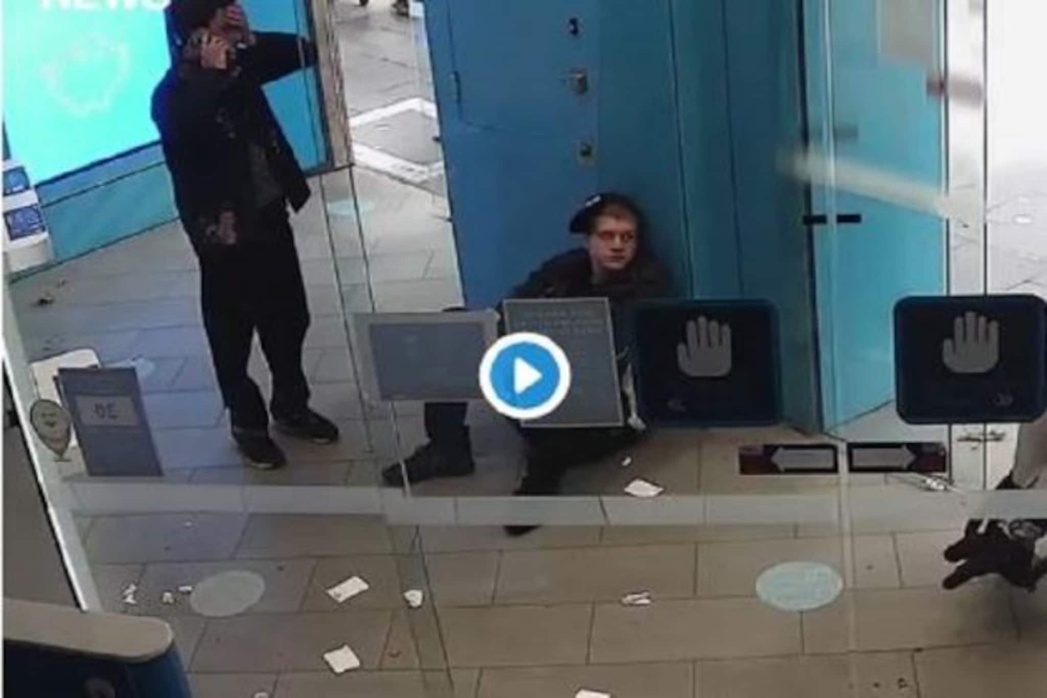 হুইল চেয়ারে বসে থাকা ব্যক্তির থেকে ATM থেকে টাকা লুঠ,ভিডিও দেখে রেগে আগুন তারকা