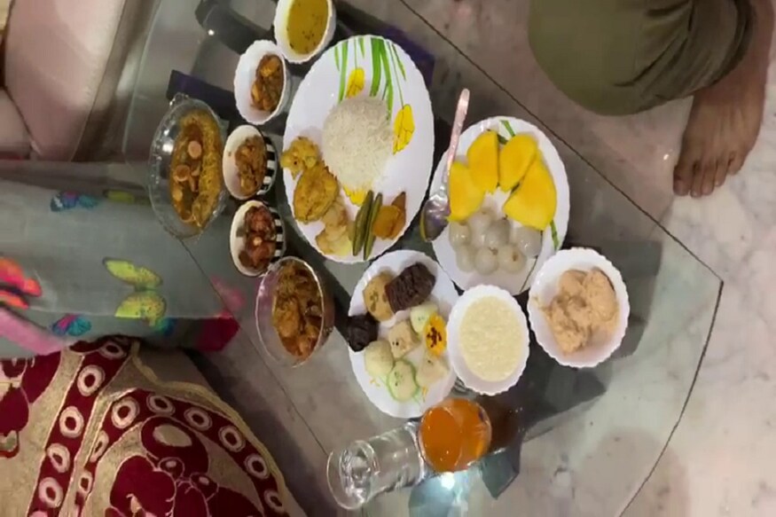 জামাইষষ্ঠীর দিনে শ্বশুরবাড়িতে রাহুল ৷ ফলমূল থেকে শাশুড়ির হাতের রান্না, বাড়তি প্রাপ্তি শাশুড়ির কাছে দশে দশ ৷ ছবি সৌজন্যে রাহুল মজুমদার ৷ জামাইষষ্ঠীর দিনে শ্বশুরবাড়িতে রাহুল ৷ ফলমূল থেকে শাশুড়ির হাতের রান্না, বাড়তি প্রাপ্তি শাশুড়ির কাছে দশে দশ ৷ ছবি সৌজন্যে রাহুল মজুমদার ৷