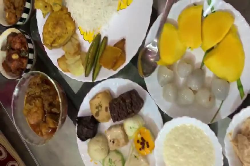 পাবদা মাছ, চিংড়ি, চিকেন, পনির, পাঁচ রকমের ভাজা, মিষ্টি, পায়েস, পরোটা রাহুলের প্রিয় খাবার সেই রান্নাই শাশুড়ি মা করেছেন আজকে ৷ ছবি সৌজন্যে রাহুল মজুমদার ৷ পাবদা মাছ, চিংড়ি, চিকেন, পনির, পাঁচ রকমের ভাজা, মিষ্টি, পায়েস, পরোটা রাহুলের প্রিয় খাবার সেই রান্নাই শাশুড়ি মা করেছেন আজকে ৷ ছবি সৌজন্যে রাহুল মজুমদার ৷