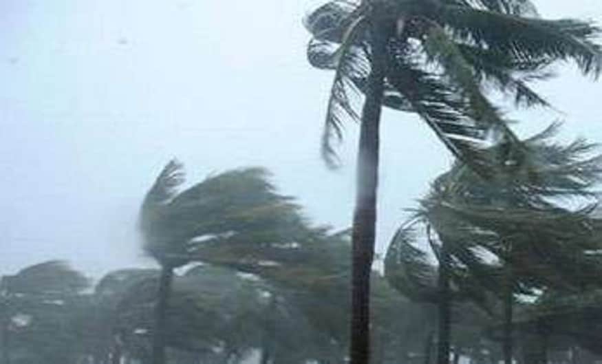 রবিবার তাপমাত্রা বেশি ছিল ৷ ল্যান্ডের ওপর লো প্রেসার স্থানীয় ভাবে শুরু হচ্ছিল ৷ নিম্নচাপের কোষটা যদি স্ট্রং না হয় তাহলে দ্রুত বায়ু ওপরে উঠবে না ৷ তাই কিউমুলোনিম্বাস তৈরি না হলে বজ্র ঝড় তৈরির সম্ভবনা থাকছে না ৷ লো প্রেসারটা চারপাশ থেক অপেক্ষাকৃত উচ্চচাপ দ্বার পরিবেষ্টিত হয়ে আছে ৷ উচ্চচাপ থেকে নিম্নচাপে বায়ু আসছে ,যার জন্য এলোমেলো বায়ু প্রবাহ অনুভব করছি ৷Photo- Representive রবিবার তাপমাত্রা বেশি ছিল ৷ ল্যান্ডের ওপর লো প্রেসার স্থানীয় ভাবে শুরু হচ্ছিল ৷ নিম্নচাপের কোষটা যদি স্ট্রং না হয় তাহলে দ্রুত বায়ু ওপরে উঠবে না ৷ তাই কিউমুলোনিম্বাস তৈরি না হলে বজ্র ঝড় তৈরির সম্ভবনা থাকছে না ৷ লো প্রেসারটা চারপাশ থেক অপেক্ষাকৃত উচ্চচাপ দ্বার পরিবেষ্টিত হয়ে আছে ৷ উচ্চচাপ থেকে নিম্নচাপে বায়ু আসছে ,যার জন্য এলোমেলো বায়ু প্রবাহ অনুভব করছি ৷Photo- Representive