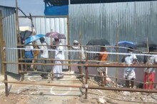১০টা থেকে ৫টা খোলা হল মদের দোকান, ছাতা-মাস্ক নিয়ে লাইন দিলেন রাজ্যবাসী !