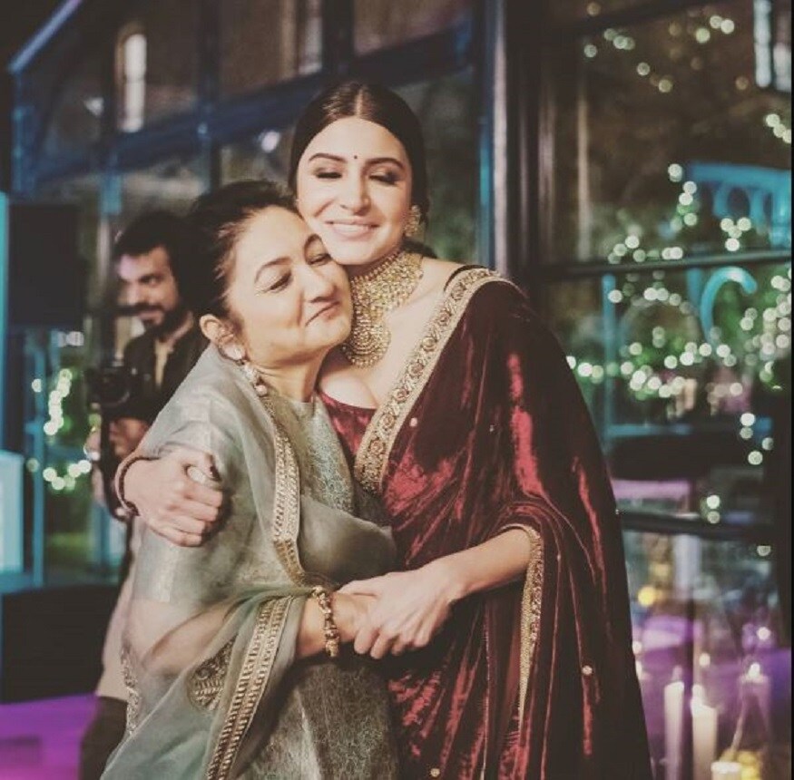 একই ভাবে মা ও শাশুড়ির সঙ্গে ছবি পোস্ট করে দুই মায়ের প্রতিই ভালবাসা জানালেন অনুষ্কা৷ একেবারে সাধারণ বাড়ি থেকে শুরু হয় তাঁর পথ চলা৷ আজ অনুষ্কা বলিউডের প্রথম সারির নায়িকা৷ এর পিছনে তাঁর মায়ের ভূমিকা অনেক৷ Photo Courtesy: Instagram একই ভাবে মা ও শাশুড়ির সঙ্গে ছবি পোস্ট করে দুই মায়ের প্রতিই ভালবাসা জানালেন অনুষ্কা৷ একেবারে সাধারণ বাড়ি থেকে শুরু হয় তাঁর পথ চলা৷ আজ অনুষ্কা বলিউডের প্রথম সারির নায়িকা৷ এর পিছনে তাঁর মায়ের ভূমিকা অনেক৷ Photo Courtesy: Instagram