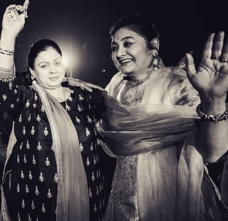 একইভাবে বিরাটের মায়ের প্রতি তাঁর অগাধ শ্রদ্ধা৷ দুই মায়ের আর্শীবাদেই তাঁদের জীবন পরিপূর্ণ হয়ে উঠেছে বলেই জানিয়েছেন অনুষ্কা৷ Photo Courtesy: Instagram একইভাবে বিরাটের মায়ের প্রতি তাঁর অগাধ শ্রদ্ধা৷ দুই মায়ের আর্শীবাদেই তাঁদের জীবন পরিপূর্ণ হয়ে উঠেছে বলেই জানিয়েছেন অনুষ্কা৷ Photo Courtesy: Instagram