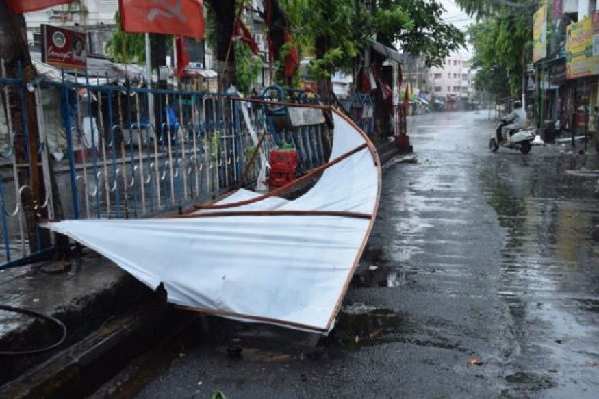 এভাবে ভেঙে পড়ে রাস্তার হোর্ডিও৷ তাই ঝড়ের সময় এবং তার আগে ও পরে মানুষজনকে রাস্তার বেরতে নিষেধ করা হয়েছিল৷ এভাবে ভেঙে পড়ে রাস্তার হোর্ডিও৷ তাই ঝড়ের সময় এবং তার আগে ও পরে মানুষজনকে রাস্তার বেরতে নিষেধ করা হয়েছিল৷