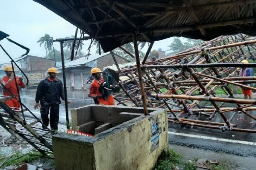 বুধবারের সাইক্লোনে রীতিমত বিপর্যস্ত পশ্চিমবঙ্গ৷ বাংলায় বিপুল ক্ষতি হয়েছে বলে জানিয়েছেন মুখ্যমন্ত্রী৷ আর এই ক্ষতির পরিমাণ সামনে আসতে ২ থেকে ৩দিন লেগে যাবে বলে তিনি জানিয়েছেন৷ বুধবারের সাইক্লোনে রীতিমত বিপর্যস্ত পশ্চিমবঙ্গ৷ বাংলায় বিপুল ক্ষতি হয়েছে বলে জানিয়েছেন মুখ্যমন্ত্রী৷ আর এই ক্ষতির পরিমাণ সামনে আসতে ২ থেকে ৩দিন লেগে যাবে বলে তিনি জানিয়েছেন৷