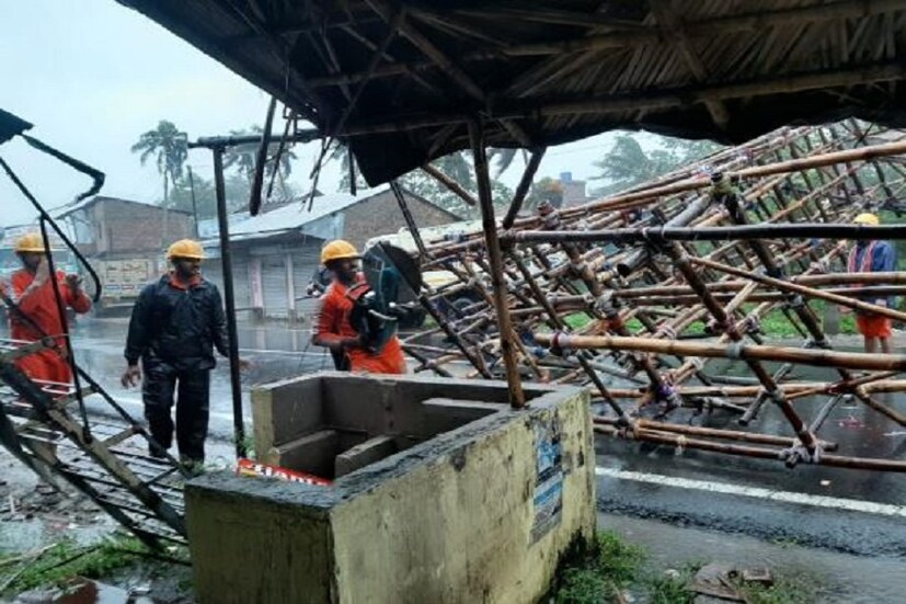 বুধবারের সাইক্লোনে রীতিমত বিপর্যস্ত পশ্চিমবঙ্গ৷ বাংলায় বিপুল ক্ষতি হয়েছে বলে জানিয়েছেন মুখ্যমন্ত্রী৷ আর এই ক্ষতির পরিমাণ সামনে আসতে ২ থেকে ৩দিন লেগে যাবে বলে তিনি জানিয়েছেন৷ 