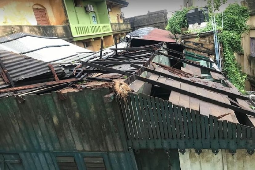 এই ছবিটি খাস কলকাতা এলাকার বৌবাজার অঞ্চলের৷ বুধবার ঝড়ে বৌবাজারের ব্যারাক বাড়ি সংলগ্ন একটি কাঠের বাড়ির টিনের চাল এভাবে উড়ে গিয়ে পড়ে পাশের বাড়িতে পড়ে ভাঙা চাল৷ ঝড় ও বৃষ্টির সঙ্গে প্রবল আওয়াজে কেঁপে ওঠেন এলাকাবাসী৷ 