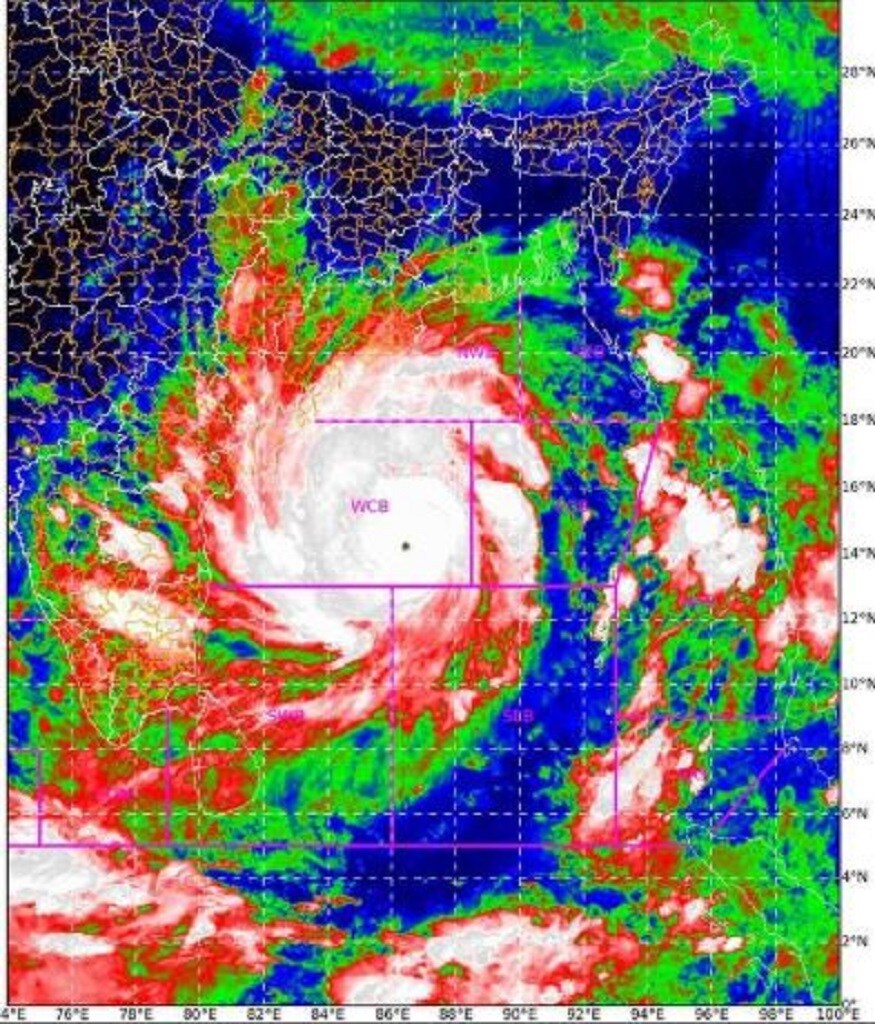 আমফানের মারাত্মক প্রভাব পড়ার আশঙ্কা থাকছে দুই বাংলা ও ওড়িশায়৷ যার মধ্যে দুই ২৪ পরগনা ও পূর্ব মেদিনীপুরে বেশি ক্ষয়ক্ষতির আশঙ্কা করা হচ্ছে৷ এই ঝড়ে সমুদ্রের ঢেউ উঠতে পারে দোতলার সমান৷ এমনই জানিয়েছে এনডিআরএফ৷ আর এই নিয়ে চূড়ান্ত প্রস্তুতি নিচ্ছে কেন্দ্র ও রাজ্যের৷ Photo Courtesy: Twitter আমফানের মারাত্মক প্রভাব পড়ার আশঙ্কা থাকছে দুই বাংলা ও ওড়িশায়৷ যার মধ্যে দুই ২৪ পরগনা ও পূর্ব মেদিনীপুরে বেশি ক্ষয়ক্ষতির আশঙ্কা করা হচ্ছে৷ এই ঝড়ে সমুদ্রের ঢেউ উঠতে পারে দোতলার সমান৷ এমনই জানিয়েছে এনডিআরএফ৷ আর এই নিয়ে চূড়ান্ত প্রস্তুতি নিচ্ছে কেন্দ্র ও রাজ্যের৷ Photo Courtesy: Twitter