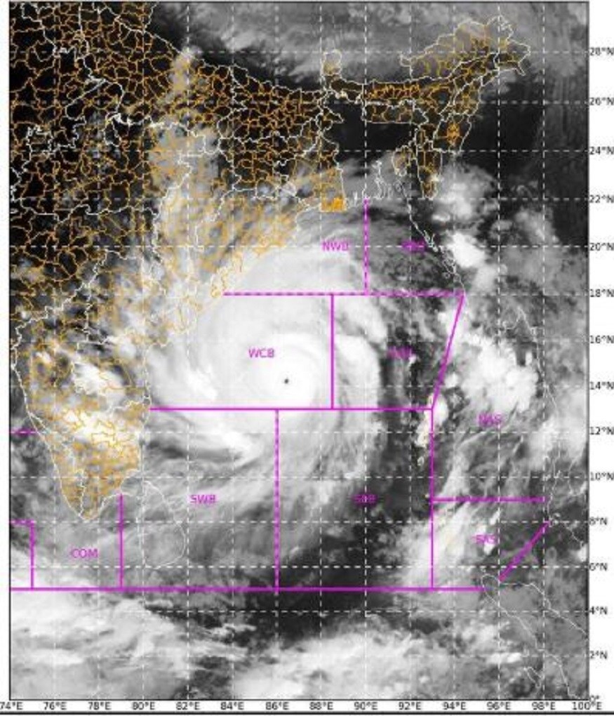 কেন্দ্রীয় স্বরাষ্ট্র সচিব কথা বলে রাজ্যের মুখ্যসচিবের সঙ্গে৷ রাজ্যের চাহিদা অনুযায়ী বিপর্যয় মোকাবিলা বাহিনীর ১৩টি দল প্রস্তুত বলে জানিয়েছেন তিনি৷ যাদের মধ্যে ৪টি দল ইতিমধ্যেই পৌঁছে গিয়েছে আমফান যেখান দিয়ে বয়ে যাবে, সেই এলাকায়৷ অন্যদলটি রয়েছে স্ট্যান্ডবাই, অর্থাৎ প্রয়োজন অনুযায়ী তারা কাজে নামবে৷ এছাড়াও সেনা, বায়ুসেনা, নৌবাহিনীকেও তৈরি রাখা হয়েছে৷ তৈরি থাকছে কোস্টাল গার্ডও৷ Photo Courtesy: Twitter কেন্দ্রীয় স্বরাষ্ট্র সচিব কথা বলে রাজ্যের মুখ্যসচিবের সঙ্গে৷ রাজ্যের চাহিদা অনুযায়ী বিপর্যয় মোকাবিলা বাহিনীর ১৩টি দল প্রস্তুত বলে জানিয়েছেন তিনি৷ যাদের মধ্যে ৪টি দল ইতিমধ্যেই পৌঁছে গিয়েছে আমফান যেখান দিয়ে বয়ে যাবে, সেই এলাকায়৷ অন্যদলটি রয়েছে স্ট্যান্ডবাই, অর্থাৎ প্রয়োজন অনুযায়ী তারা কাজে নামবে৷ এছাড়াও সেনা, বায়ুসেনা, নৌবাহিনীকেও তৈরি রাখা হয়েছে৷ তৈরি থাকছে কোস্টাল গার্ডও৷ Photo Courtesy: Twitter
