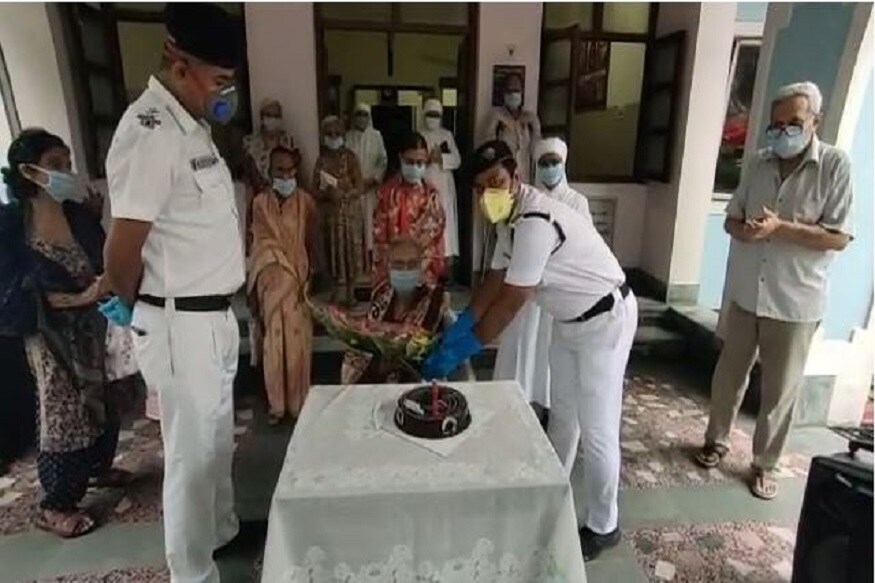 ১৫ জন ভাইবোনের মধ্যে তিনি ১৩ তম। বয়স ৮৭ বছর। এতদিনে কেউ তাঁর জন্মদিন পালন করেনি। এত ভাইবোনের পরিবারে থাকায় কোনও দিন সুযোগ হয়নি জন্মদিন পালনের। তবে প্রত্যেক বছর ছেলের জন্মদিন ধুমধাম করে পালন করেছেন। কিন্তু মায়ের এই বিশেষ দিনটিকে স্মরণীয় করে রাখার চেষ্টা কোনওদিন করেনি ছেলে। উল্টে ছেলে তাঁকে ছুঁড়ে দিয়েছে বৃদ্ধাশ্রমে। ছবি ও তথ্য- সুজয় পাল ১৫ জন ভাইবোনের মধ্যে তিনি ১৩ তম। বয়স ৮৭ বছর। এতদিনে কেউ তাঁর জন্মদিন পালন করেনি। এত ভাইবোনের পরিবারে থাকায় কোনও দিন সুযোগ হয়নি জন্মদিন পালনের। তবে প্রত্যেক বছর ছেলের জন্মদিন ধুমধাম করে পালন করেছেন। কিন্তু মায়ের এই বিশেষ দিনটিকে স্মরণীয় করে রাখার চেষ্টা কোনওদিন করেনি ছেলে। উল্টে ছেলে তাঁকে ছুঁড়ে দিয়েছে বৃদ্ধাশ্রমে। ছবি ও তথ্য- সুজয় পাল