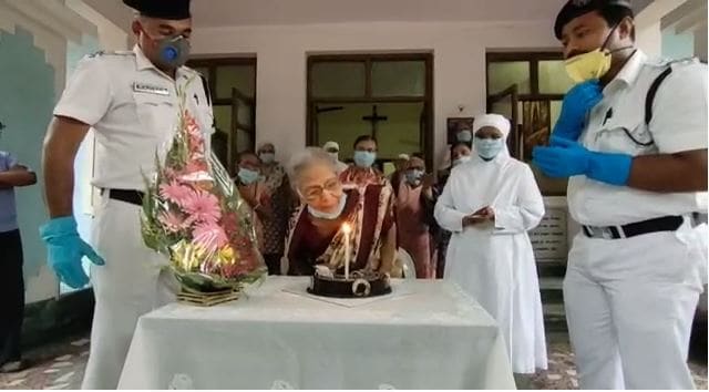 বৃদ্ধাশ্রমের সহ-আবাসিকদের মধ্যে সামাজিক দূরত্ব বজায় রেখে পালিত হয় মে মল্লিকের জন্মদিন। তাঁকে উপহার হিসেবে দেওয়া হয় পুষ্পস্তবক এবং বাকি আবাসিকদের হাতে তুলে দেওয়া হয় কিছু খাদ্য সামগ্রী। প্রত্যেককেই বার্থ-ডে কেক কেটে নিজে হাতে খাওয়ান বৃদ্ধা। ছবি ও তথ্য- সুজয় পাল বৃদ্ধাশ্রমের সহ-আবাসিকদের মধ্যে সামাজিক দূরত্ব বজায় রেখে পালিত হয় মে মল্লিকের জন্মদিন। তাঁকে উপহার হিসেবে দেওয়া হয় পুষ্পস্তবক এবং বাকি আবাসিকদের হাতে তুলে দেওয়া হয় কিছু খাদ্য সামগ্রী। প্রত্যেককেই বার্থ-ডে কেক কেটে নিজে হাতে খাওয়ান বৃদ্ধা। ছবি ও তথ্য- সুজয় পাল
