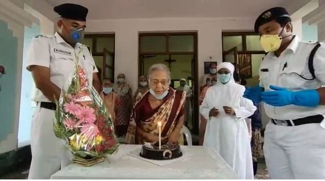 কলকাতার বউবাজার থানা এলাকার বাসিন্দা মে মল্লিকের জন্মদিন ছিল গত ১৯ মে। শহরের বৃদ্ধ-বৃদ্ধাদের জন্য কলকাতা পুলিশের 'প্রণাম' প্রকল্পের তিনি সদস্যা। 'প্রণামে'র প্রত্যেক সদস্যের জন্মদিন যেমন নিয়ম করে পালন করা হয়। সেই মতোই মে মল্লিকের ছেলের বয়সী কয়েকজন পুলিশকর্মী তাঁর জন্মদিন অন্যভাবে পালন করার উদ্যোগ নেন। ছবি ও তথ্য- সুজয় পাল কলকাতার বউবাজার থানা এলাকার বাসিন্দা মে মল্লিকের জন্মদিন ছিল গত ১৯ মে। শহরের বৃদ্ধ-বৃদ্ধাদের জন্য কলকাতা পুলিশের 'প্রণাম' প্রকল্পের তিনি সদস্যা। 'প্রণামে'র প্রত্যেক সদস্যের জন্মদিন যেমন নিয়ম করে পালন করা হয়। সেই মতোই মে মল্লিকের ছেলের বয়সী কয়েকজন পুলিশকর্মী তাঁর জন্মদিন অন্যভাবে পালন করার উদ্যোগ নেন। ছবি ও তথ্য- সুজয় পাল