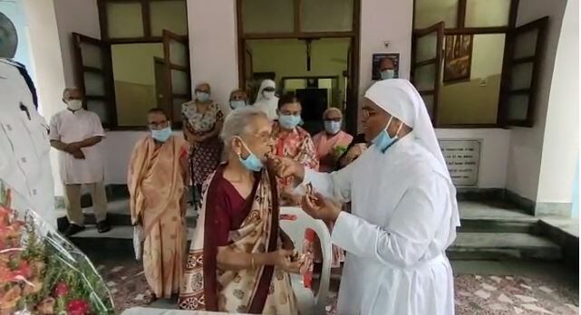 পুলিশ সূত্রে জানা গিয়েছে, বউবাজার এলাকার বাসিন্দা ওই বৃদ্ধার ছেলে বছর তিনেক আগে বিবাহ বিচ্ছেদের পর অন্যত্র বিয়ে করে চলে যায়। বাড়িতে ওই ছেলের বউয়ের সঙ্গে ছিলেন তিনি। পরবর্তীতে ছেলের বউ তাঁর সম্পত্তি দখল করে বাড়িছাড়া করে বলে অভিযোগ। তারপরই তার ঠাঁই হয় শেক্সপিয়ার সরণির একটি বৃদ্ধাশ্রমে। ছবি ও তথ্য- সুজয় পাল পরিবার-পরিজন কেউ পাশে না থাকায় বৃদ্ধাশ্রমে ঠাঁই হলেও, জীবনে প্রথম পুলিশের উদ্যোগে তাঁর জন্মদিন পালন করা হল। এখন পুলিশই পরিবার মে মল্লিকের কাছে। পুলিশ সূত্রে জানা গিয়েছে, বউবাজার এলাকার বাসিন্দা ওই বৃদ্ধার ছেলে বছর তিনেক আগে বিবাহ বিচ্ছেদের পর অন্যত্র বিয়ে করে চলে যায়। বাড়িতে ওই ছেলের বউয়ের সঙ্গে ছিলেন তিনি। পরবর্তীতে ছেলের বউ তাঁর সম্পত্তি দখল করে বাড়িছাড়া করে বলে অভিযোগ। তারপরই তার ঠাঁই হয় শেক্সপিয়ার সরণির একটি বৃদ্ধাশ্রমে। ছবি ও তথ্য- সুজয় পাল পরিবার-পরিজন কেউ পাশে না থাকায় বৃদ্ধাশ্রমে ঠাঁই হলেও, জীবনে প্রথম পুলিশের উদ্যোগে তাঁর জন্মদিন পালন করা হল। এখন পুলিশই পরিবার মে মল্লিকের কাছে।