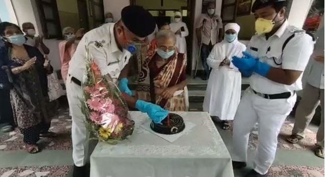 সেই বৃদ্ধাশ্রমেই বড় কেক কেটে মে মল্লিকের ৮৭ তম জন্মদিন পালন করা হল । উপহার হিসেবে পেলেন পুষ্পস্তবক ও বৃদ্ধাশ্রমের সহ-আবাসিকদের শুভেচ্ছা। ছবি ও তথ্য- সুজয় পাল সেই বৃদ্ধাশ্রমেই বড় কেক কেটে মে মল্লিকের ৮৭ তম জন্মদিন পালন করা হল । উপহার হিসেবে পেলেন পুষ্পস্তবক ও বৃদ্ধাশ্রমের সহ-আবাসিকদের শুভেচ্ছা। ছবি ও তথ্য- সুজয় পাল