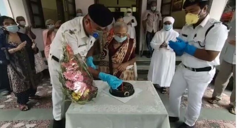  সেই বৃদ্ধাশ্রমেই বড় কেক কেটে মে মল্লিকের ৮৭ তম জন্মদিন পালন করা হল । উপহার হিসেবে পেলেন পুষ্পস্তবক ও বৃদ্ধাশ্রমের সহ-আবাসিকদের শুভেচ্ছা। ছবি ও তথ্য- সুজয় পাল