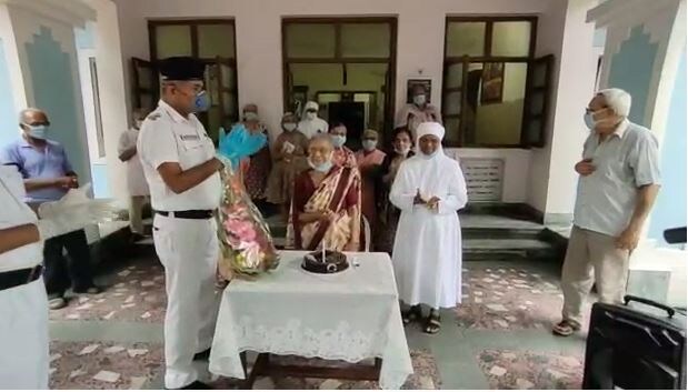 শেক্সপিয়ার সরণি এলাকার যে বৃদ্ধাশ্রমে তিনি থাকেন, সেখানে পৌঁছে যায় বউবাজার থানার অফিসারেরা। সঙ্গে একটি বড় চকলেট কেক, মোমবাতি ও পুষ্পস্তবক। বৃদ্ধাশ্রমে পৌঁছে সেখানকার আবাসিকদের সঙ্গে নিয়ে পালন করা হয় তাঁর জন্মদিন। নিজে হাতে মোমবাতি নিভিয়ে কেক কাটেন বৃদ্ধা। তাতে রীতিমতো আবেগতাড়িত হয়ে পড়েন তিনি। ছবি ও তথ্য- সুজয় পাল শেক্সপিয়ার সরণি এলাকার যে বৃদ্ধাশ্রমে তিনি থাকেন, সেখানে পৌঁছে যায় বউবাজার থানার অফিসারেরা। সঙ্গে একটি বড় চকলেট কেক, মোমবাতি ও পুষ্পস্তবক। বৃদ্ধাশ্রমে পৌঁছে সেখানকার আবাসিকদের সঙ্গে নিয়ে পালন করা হয় তাঁর জন্মদিন। নিজে হাতে মোমবাতি নিভিয়ে কেক কাটেন বৃদ্ধা। তাতে রীতিমতো আবেগতাড়িত হয়ে পড়েন তিনি। ছবি ও তথ্য- সুজয় পাল