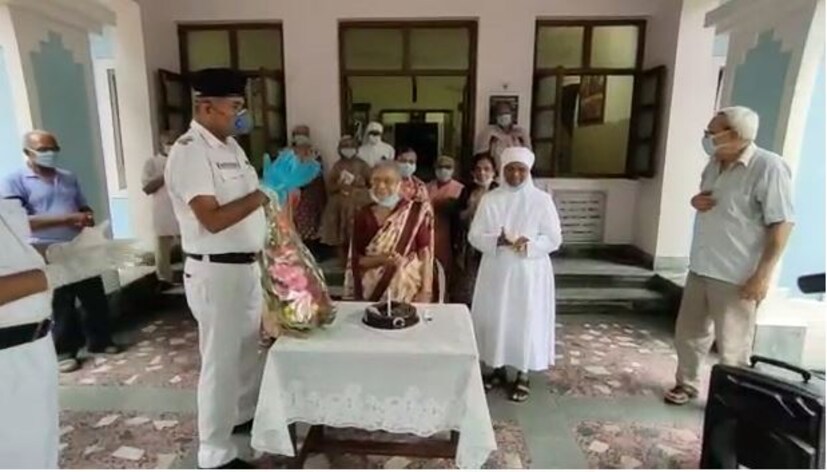 শেক্সপিয়ার সরণি এলাকার যে বৃদ্ধাশ্রমে তিনি থাকেন, সেখানে পৌঁছে যায় বউবাজার থানার অফিসারেরা। সঙ্গে একটি বড় চকলেট কেক, মোমবাতি ও পুষ্পস্তবক। বৃদ্ধাশ্রমে পৌঁছে সেখানকার আবাসিকদের সঙ্গে নিয়ে পালন করা হয় তাঁর জন্মদিন। নিজে হাতে মোমবাতি নিভিয়ে কেক কাটেন বৃদ্ধা। তাতে রীতিমতো আবেগতাড়িত হয়ে পড়েন তিনি। ছবি ও তথ্য- সুজয় পাল