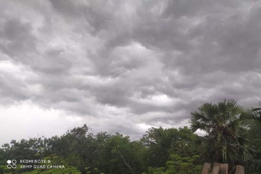 মঙ্গলবার রাত থেকেই কলকাতায় ৫৫-৬৫ কিমি বেগে ঝোড়ো হাওয়া বইবে ৷ সঙ্গে চলবে বৃষ্টি ৷ তবে আমফানের মারাত্মক প্রভাব বোঝা যাবে বুধবার সকাল থেকে৷ ৭৫-৯৫ কিমি বেগে ঝড় বইবে কলকাতায় ৷ সঙ্গে ভারী বৃষ্টির পূর্বাভাস৷ মঙ্গলবার রাত থেকেই কলকাতায় ৫৫-৬৫ কিমি বেগে ঝোড়ো হাওয়া বইবে ৷ সঙ্গে চলবে বৃষ্টি ৷ তবে আমফানের মারাত্মক প্রভাব বোঝা যাবে বুধবার সকাল থেকে৷ ৭৫-৯৫ কিমি বেগে ঝড় বইবে কলকাতায় ৷ সঙ্গে ভারী বৃষ্টির পূর্বাভাস৷