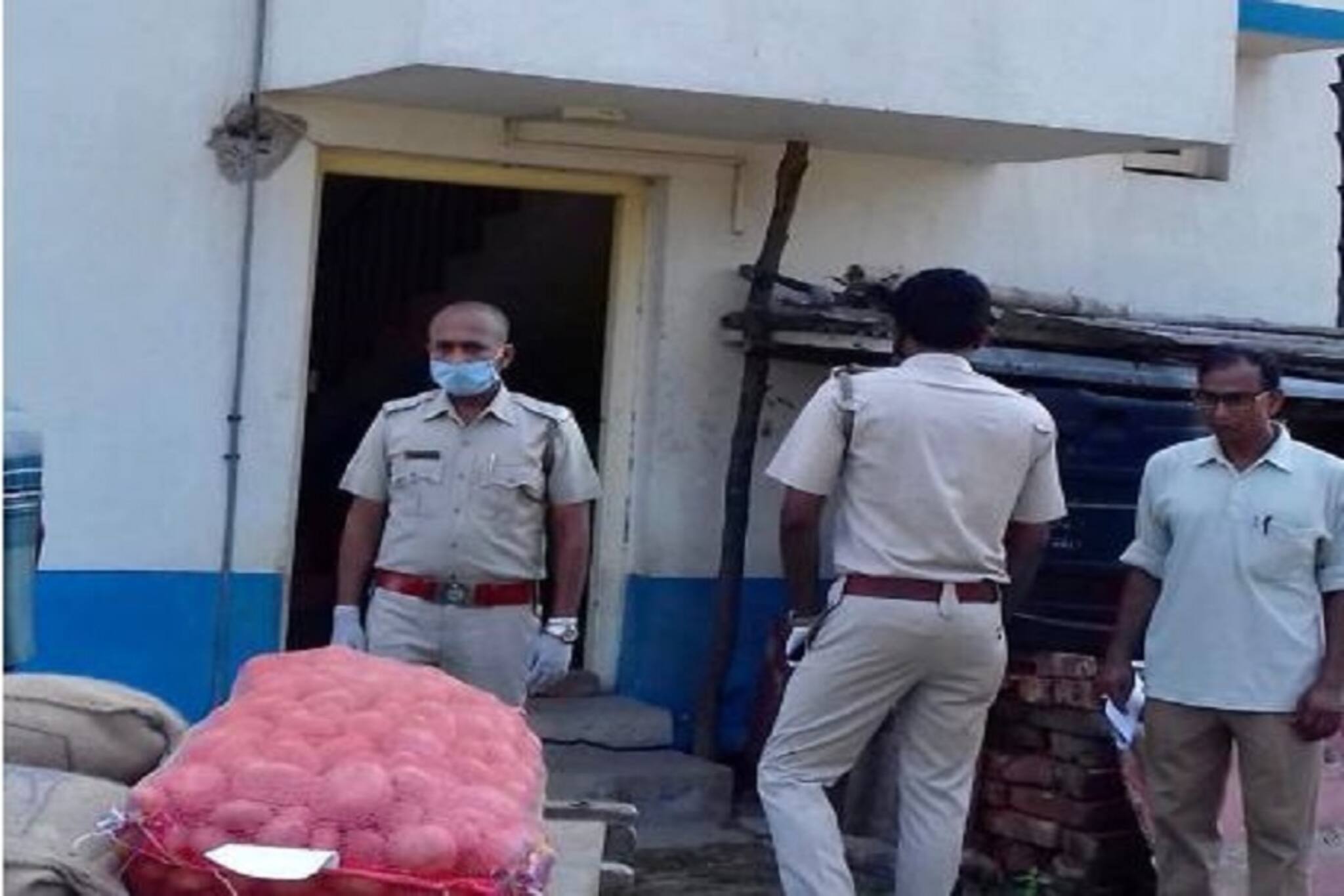 করোনা লকডাউনের মাঝে আমফান বিপর্যয়, বিচ্ছিন্ন নয়াচরে ফুরিয়ে আসছে বেঁচে থাকার রসদ