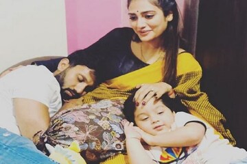 নুসরতের কোলে শুয়ে ঘুমোচ্ছেন নিখিল ! ছবি ভাইরাল