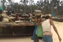 আমফানে উত্তাল পুরীর সমুদ্র, সৈকতে বোট সরাচ্ছেন মত্স্যজীবীরা, দেখুন ভিডিও আমফানে উত্তাল পুরীর সমুদ্র, সৈকতে বোট সরাচ্ছেন মত্স্যজীবীরা, দেখুন ভিডিও