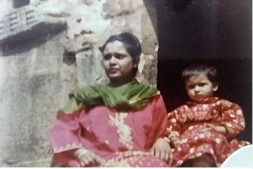 মায়ের সঙ্গে ছোটবেলার ছবি ইনস্টাগ্রামে শেয়ার করেছেন অভিনেত্রী প্রিয়াঙ্কা সরকার ৷ ছবি সৌজন্যে ইনস্টাগ্রাম ৷
