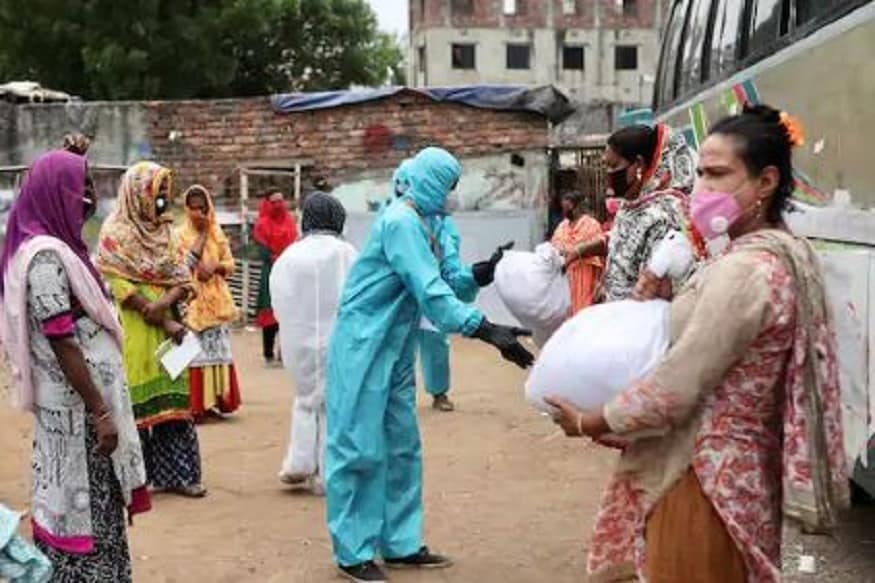 বাংলাদেশের ইউনাইটেড হাসপাতালে আগুন লাগল৷ এই অগ্নিকাণ্ডের জেরে জেরে মৃত্যু হয়েছে অন্তত ৫জনের৷ বাংলাদেশের ঢাকার গুলশনে এই অগ্নিকাণ্ডের ঘটনায় এখন শোকের ছায়া৷ (Photo Courtesy-Volunteers from an organisation distribute relief supplies, amid the coronavirus disease (COVID-19), in Dhaka, Bangladesh. (Reuters) বাংলাদেশের ইউনাইটেড হাসপাতালে আগুন লাগল৷ এই অগ্নিকাণ্ডের জেরে জেরে মৃত্যু হয়েছে অন্তত ৫জনের৷ বাংলাদেশের ঢাকার গুলশনে এই অগ্নিকাণ্ডের ঘটনায় এখন শোকের ছায়া৷ (Photo Courtesy-Volunteers from an organisation distribute relief supplies, amid the coronavirus disease (COVID-19), in Dhaka, Bangladesh. (Reuters)