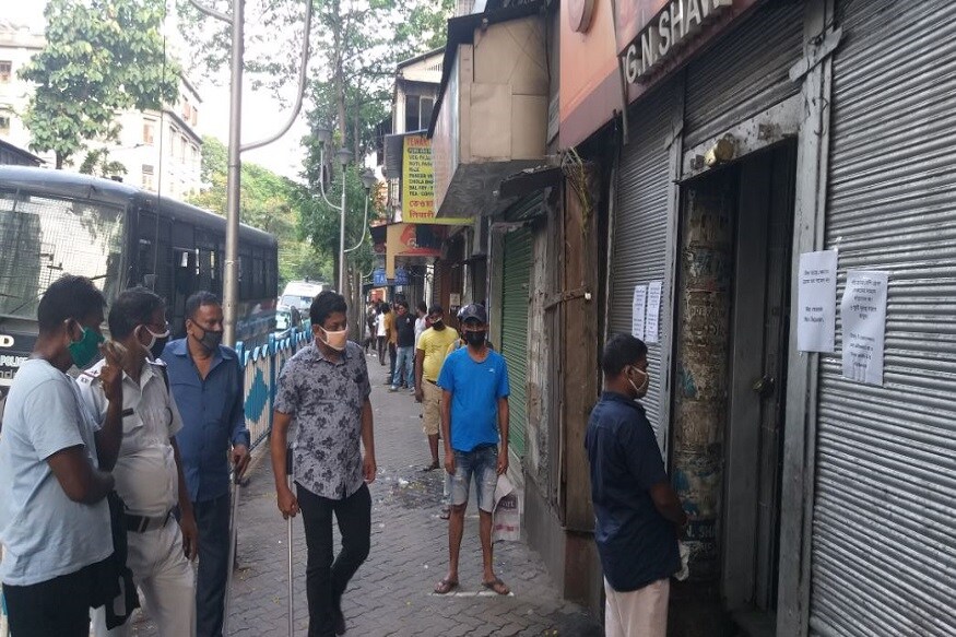 কোথাও লেখা রয়েছে, সামাজিক দূরত্ব বজায় রেখে লাইনে দাঁড়ান। কোথাও আবার নির্দেশিকায় রয়েছে দোকানের সামনে একসঙ্গে পাঁচ জনের বেশি লোক দাঁড়াবেন না। মদের দাম বৃদ্ধির নোটিস দোকানের বাইরে ঝোলানো হয়। কোথাও লেখা রয়েছে, সামাজিক দূরত্ব বজায় রেখে লাইনে দাঁড়ান। কোথাও আবার নির্দেশিকায় রয়েছে দোকানের সামনে একসঙ্গে পাঁচ জনের বেশি লোক দাঁড়াবেন না। মদের দাম বৃদ্ধির নোটিস দোকানের বাইরে ঝোলানো হয়।
