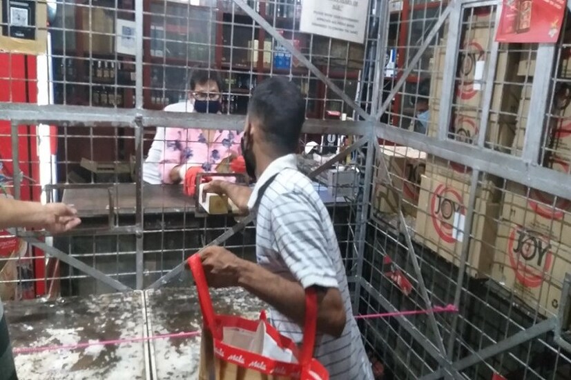 আয়ের উৎস নেই। উৎপাদন নেই। রোজগারের মোটে তিন উৎস-রাজস্ব, ভ্যাটের অংশ, কেন্দ্রের অনুদান ৷ শুধুমাত্র মদ বিক্রি করে একদিনেই পশ্চিমবঙ্গের কোষাগারে জমা পড়ল ৪০ কোটি টাকা রাজস্ব ৷