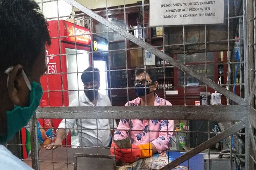 সোমবার দুপুর তিনটে থেকে সন্ধে ৬ টা পর্যন্ত খোলা ছিল মদের দোকান। এস এন ব্যানার্জি রোডের দোকানটিতে দেখতে পাওয়া যায় প্রত্যেক ব্যক্তিকে দুটি করে বোতল দেওয়া হচ্ছে। অর্থাৎ কোনও ব্যক্তি এর থেকে বেশি বোতল কিনতে পারবেন না। দোকানের মালিক জানান, সোমবার দুপুর তিনটে থেকে সন্ধে ৬ টা পর্যন্ত খোলা ছিল মদের দোকান। এস এন ব্যানার্জি রোডের দোকানটিতে দেখতে পাওয়া যায় প্রত্যেক ব্যক্তিকে দুটি করে বোতল দেওয়া হচ্ছে। অর্থাৎ কোনও ব্যক্তি এর থেকে বেশি বোতল কিনতে পারবেন না। দোকানের মালিক জানান,