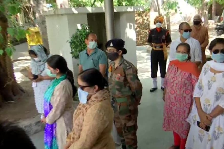 সেনা বাহিনীর পক্ষ থেকে লেফ্টেন্যান্ট জেনারেল গি এস সঙ্ঘ উপস্থিত ছিলেন মেজর সুদকে শহিদের সম্মান জানাতে৷ সেনা বাহিনীর পক্ষ থেকে লেফ্টেন্যান্ট জেনারেল গি এস সঙ্ঘ উপস্থিত ছিলেন মেজর সুদকে শহিদের সম্মান জানাতে৷