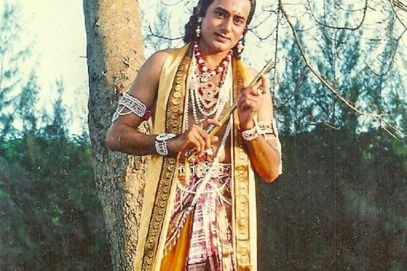 আরও একটি ঘটনার কথা বললেন নীতিশ৷ তা হল হেমা মালিনীর সঙ্গে৷ তাঁর কথায়, 'ফ্লাইটে সে বার হেমা মালিনীজির পাশেই বসেছিলাম৷ হেমাজি বিশ্বাসই করতে পারছিলেন না, বিষ্ণু পুরানে পরশুরামের চরিত্রে আমি কাজ করছি৷ চিনতেই পারেননি৷' 
