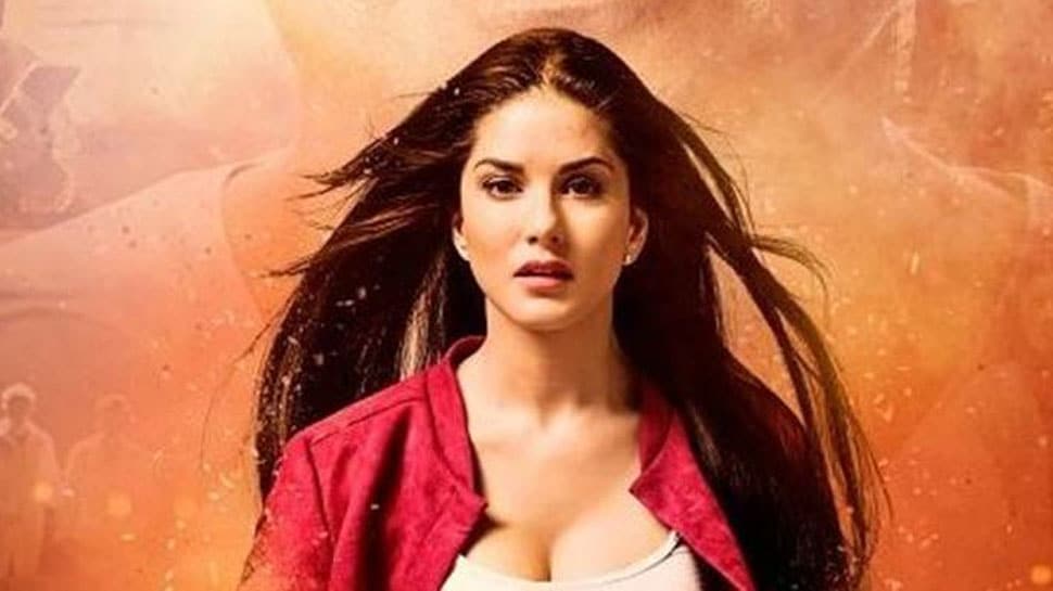 দিলীপ মেহতার এই তথ্যচিত্র দেখানো হয়েছে, টোরেন্টো ইন্টারন্যাশনাল ফিল্ম ফেস্টিভ্যালে ৷ তবে সানির কথায়, ‘এই তথ্যচিত্রে এমন অনেক কিছু রয়েছে, যা আমার জীবনের সঙ্গে জড়িত নয় ৷ তাই আমি চাই না, সেগুলো আমার পরিবারের মানুষের চোখে পড়ুক ৷ সোজা কথায়, এই তথ্যচিত্রে যা দেখানো হয়েছে, তা আমার জীবনের গল্প নয় ৷ ’ দিলীপ মেহতার এই তথ্যচিত্র দেখানো হয়েছে, টোরেন্টো ইন্টারন্যাশনাল ফিল্ম ফেস্টিভ্যালে ৷ তবে সানির কথায়, ‘এই তথ্যচিত্রে এমন অনেক কিছু রয়েছে, যা আমার জীবনের সঙ্গে জড়িত নয় ৷ তাই আমি চাই না, সেগুলো আমার পরিবারের মানুষের চোখে পড়ুক ৷ সোজা কথায়, এই তথ্যচিত্রে যা দেখানো হয়েছে, তা আমার জীবনের গল্প নয় ৷ ’