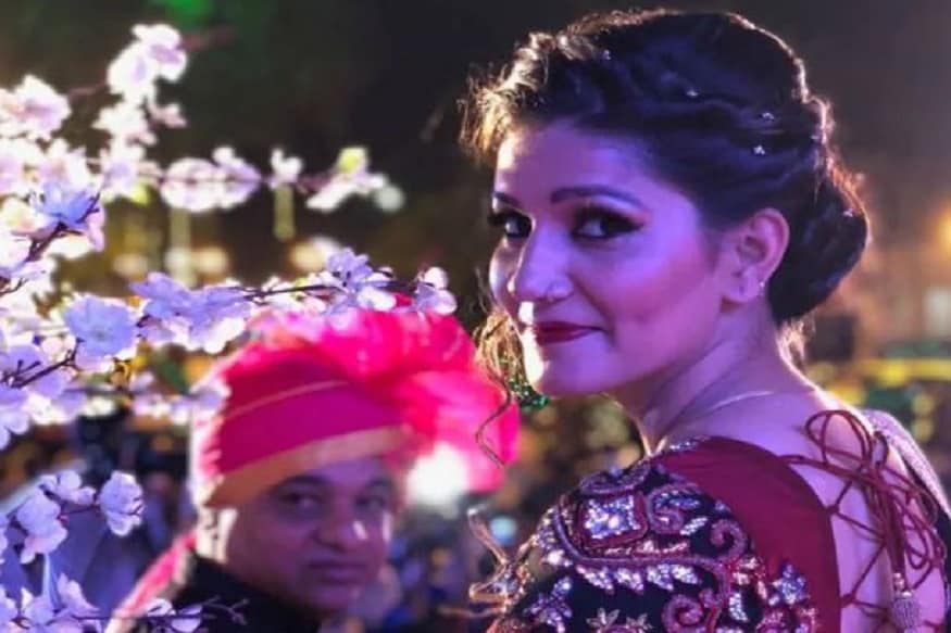 বিগবস ১১ এর প্রতিযোগী ছিলেন স্বপ্না চৌধুরি, তারপর থেকেই তিনি বিভিন্ন সময়েই চর্চার কেন্দ্রবিন্দুতে ৷ স্বপ্না চৌধুরির নাচে ঘায়েল হয়েছেন বহু ভক্তেরা ৷ স্বপ্নার ঠুমকা শুধু দেশেই নয় বিদেশেও সমাদর রয়েছে ৷ স্বপ্নার নাচের ভিডিও মাঝে মাঝেই সোশ্যাল মিডিয়ায় ভাইরাল হয়, আছড়ে পড়ে দুর্বার গতিতে ৷ সংগৃহীত ছবি ৷ বিগবস ১১ এর প্রতিযোগী ছিলেন স্বপ্না চৌধুরি, তারপর থেকেই তিনি বিভিন্ন সময়েই চর্চার কেন্দ্রবিন্দুতে ৷ স্বপ্না চৌধুরির নাচে ঘায়েল হয়েছেন বহু ভক্তেরা ৷ স্বপ্নার ঠুমকা শুধু দেশেই নয় বিদেশেও সমাদর রয়েছে ৷ স্বপ্নার নাচের ভিডিও মাঝে মাঝেই সোশ্যাল মিডিয়ায় ভাইরাল হয়, আছড়ে পড়ে দুর্বার গতিতে ৷ সংগৃহীত ছবি ৷