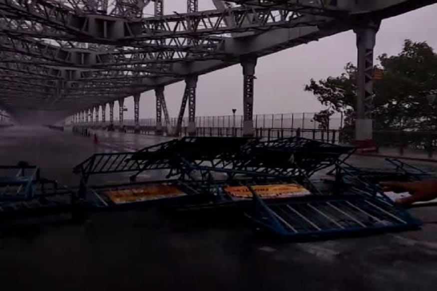 ঝড়ের সময এভাবেই বিপর্যস্ত হয়ে পড়ে হাওড়া ব্রিজ৷ এমন ভয়ঙ্কর অভিজ্ঞতা যে কখনও হবে, ভাবনেনি শহরের মানুষও৷ ঝড়ের সময এভাবেই বিপর্যস্ত হয়ে পড়ে হাওড়া ব্রিজ৷ এমন ভয়ঙ্কর অভিজ্ঞতা যে কখনও হবে, ভাবনেনি শহরের মানুষও৷