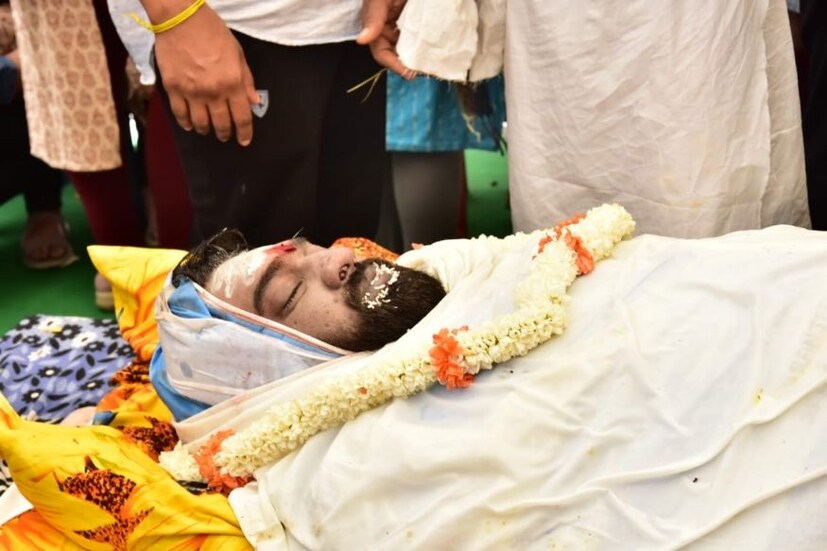 মাত্র ৩৯ বছর বয়স৷ এই অল্প বয়সেই মৃত্যুর কোলে ঢলে পড়লেন দক্ষিণী অভিনেতা চিরঞ্জিবী সরজা৷ গত রবিবার হৃদরোগে আক্রান্ত হয়েই মৃত্যু হয় এই অভিনেতার ৷ 