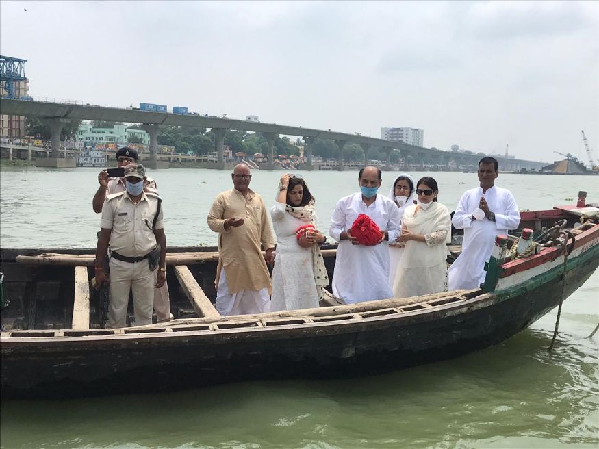 পটনার গঙ্গায় আজ হয়ে গেল সুশান্ত সিং রাজপুতের অস্থি বিসর্জন ৷ বাবার হাতে গঙ্গার জলে মিলিয়ে গেল ছেলে সুশান্তের অস্থি ৷ কান্নায় ভেঙে পড়লেন পরিবারের লোকজন ৷ সবার মনে একটাই প্রশ্ন, এত তাড়াতাড়ি চলে যেতে হল তোমাকে ? পটনার গঙ্গায় আজ হয়ে গেল সুশান্ত সিং রাজপুতের অস্থি বিসর্জন ৷ বাবার হাতে গঙ্গার জলে মিলিয়ে গেল ছেলে সুশান্তের অস্থি ৷ কান্নায় ভেঙে পড়লেন পরিবারের লোকজন ৷ সবার মনে একটাই প্রশ্ন, এত তাড়াতাড়ি চলে যেতে হল তোমাকে ?