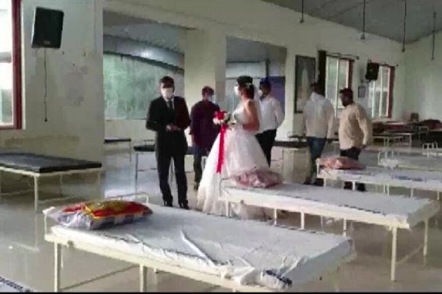 লকডাউন উঠে গেলেও বিয়ে বা অন্যান্য সামাজিক অনুষ্ঠান আয়োজনের ক্ষেত্রে এখনও মানতে হচ্ছে সরকারিবিধিনিষেধ৷ অনেকেই বিয়ের অনুষ্ঠানের বেঁচে যাওয়া খরচ থেকে বিভিন্ন সমাজসেবামূলক কাজ করছেন৷ PHOTO- ANI লকডাউন উঠে গেলেও বিয়ে বা অন্যান্য সামাজিক অনুষ্ঠান আয়োজনের ক্ষেত্রে এখনও মানতে হচ্ছে সরকারিবিধিনিষেধ৷ অনেকেই বিয়ের অনুষ্ঠানের বেঁচে যাওয়া খরচ থেকে বিভিন্ন সমাজসেবামূলক কাজ করছেন৷ PHOTO- ANI