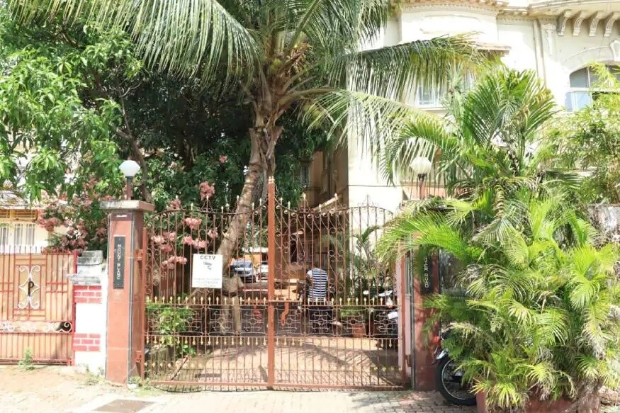 পরিচারক তাঁকে ডাকেন ১১টা নাগাদ। সাড়া দেননি সুশান্ত। দীর্ঘক্ষণ অপেক্ষা করার পর আবাসনের অন্য বাসিন্দাদের এবং সুশান্তের ঘনিষ্ঠ বন্ধুদের খবর দেন ওই পরিচারক। বন্ধুরা ফোন করেন ১০৮ নম্বরে। পরিচারক তাঁকে ডাকেন ১১টা নাগাদ। সাড়া দেননি সুশান্ত। দীর্ঘক্ষণ অপেক্ষা করার পর আবাসনের অন্য বাসিন্দাদের এবং সুশান্তের ঘনিষ্ঠ বন্ধুদের খবর দেন ওই পরিচারক। বন্ধুরা ফোন করেন ১০৮ নম্বরে।
