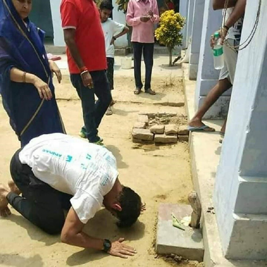 সেখানকার খগড়িয়ার ভগবতী মন্দিরে পুজোও দেন সুশান্ত। খালি পায়ে দেখা যায় তাঁকে। photo source collected সেখানকার খগড়িয়ার ভগবতী মন্দিরে পুজোও দেন সুশান্ত। খালি পায়ে দেখা যায় তাঁকে। photo source collected