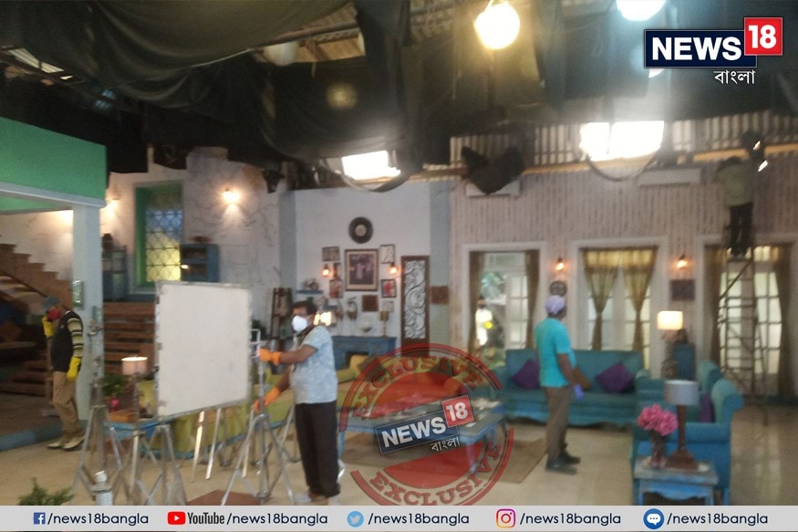 কোভিড প্রোটোকল সব মেনেই চলছে শ্যুটিং ৷ স্টুডিওতে ঢোকার মুখেই থার্মাল গান দিয়ে হচ্ছে চেকিং ৷ স্যানিটাইজার দিয়ে হাত ধুয়ে নিতে হচ্ছে বারবার। কোভিড প্রোটোকল সব মেনেই চলছে শ্যুটিং ৷ স্টুডিওতে ঢোকার মুখেই থার্মাল গান দিয়ে হচ্ছে চেকিং ৷ স্যানিটাইজার দিয়ে হাত ধুয়ে নিতে হচ্ছে বারবার।